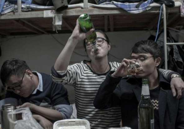 男生宿舍"熄灯后"都在干嘛?别害羞,这3件事99%你肯定干过