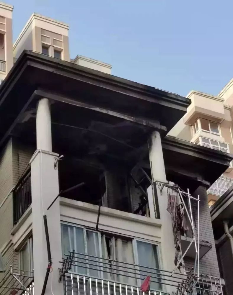 女子从6楼被炸飞到楼下,怎么回事?