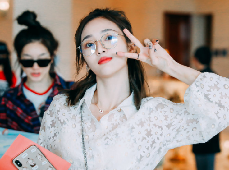 吴宣仪终于换造型了!半丸子头加眼睛杀,网友:这谁抵得住