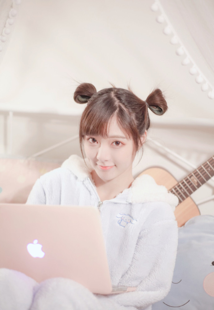 石雪婧精美壁纸,两个丸子头,可爱又萌力十足!