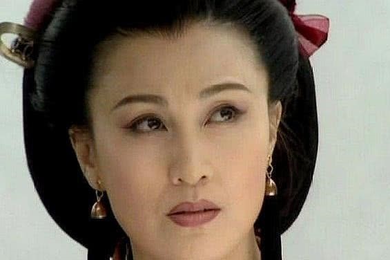 任盈盈武功有多高？不输于定逸宁中则，女性中难逢敌手_腾讯新闻