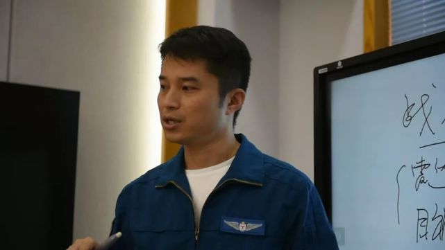 每次空战结束,王中元并没有停止思考,而是将思绪从空