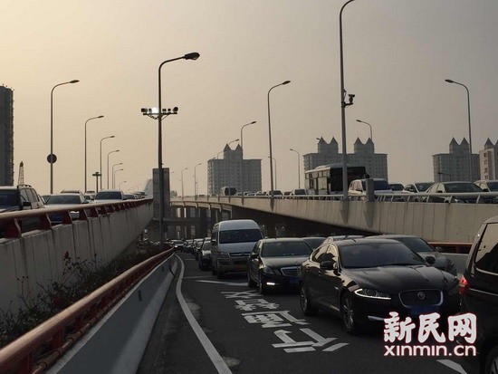 图说:南北高架东侧近鲁班路立交进口路段车流汹涌.