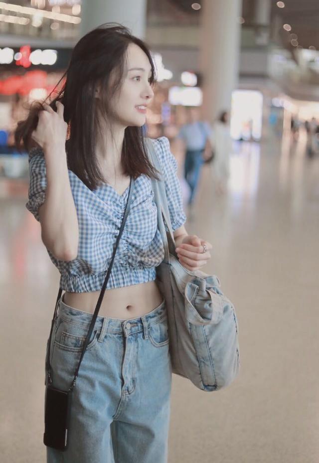 郑爽和鞠婧祎同穿格纹露脐装画风气场引网友热议