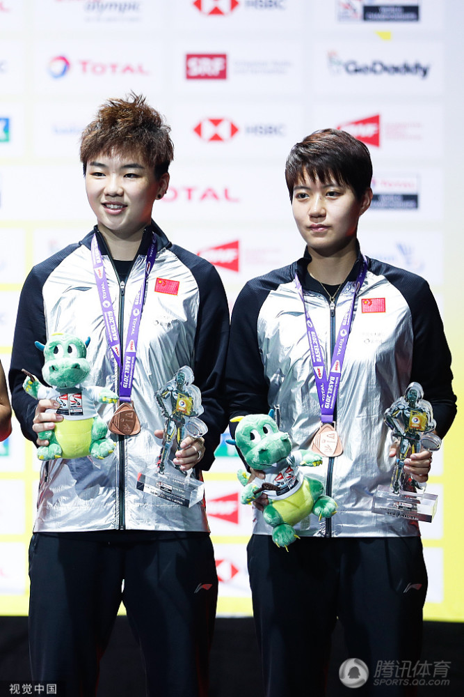 日本女双包揽世锦赛冠亚军 杜玥/李茵晖登上领奖台
