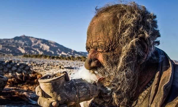 有位比印度阿三還要狠的人,他60年從沒洗澡,想想都有點頭皮發麻