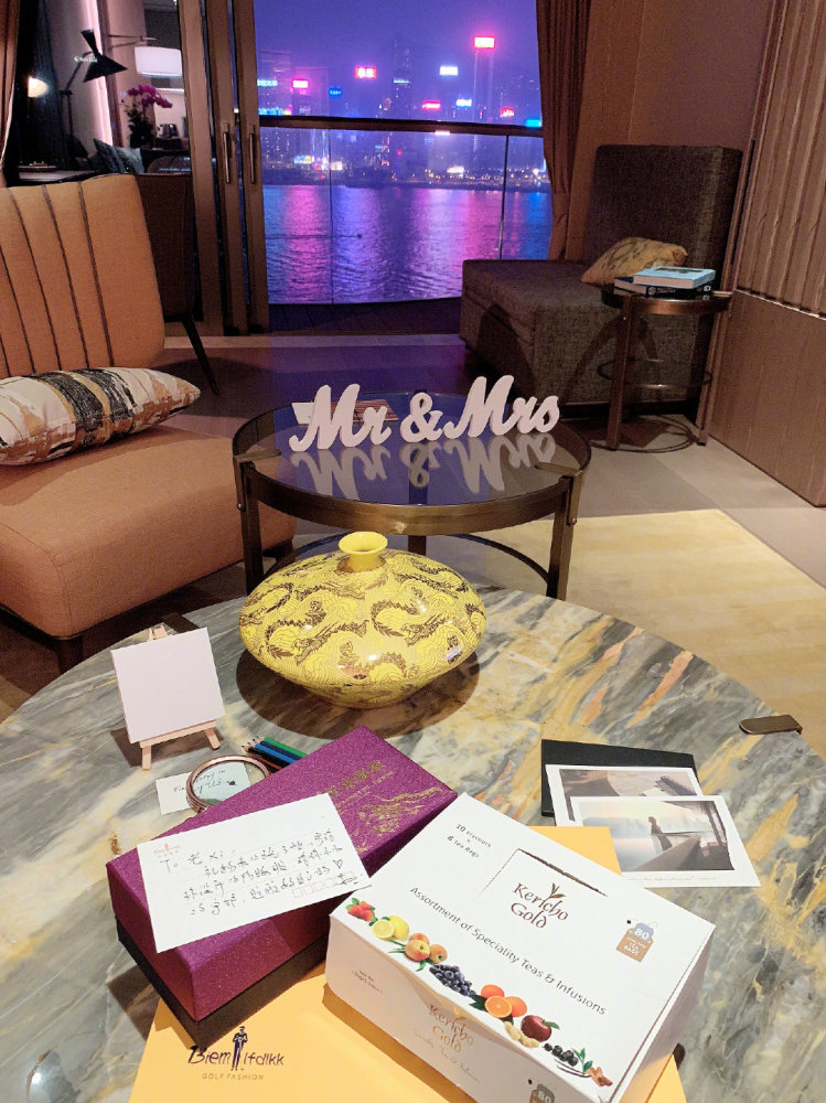 何猷君|何猷君难得晒儿子却被20亿豪宅抢镜，房间堆满杂物很有生活气息