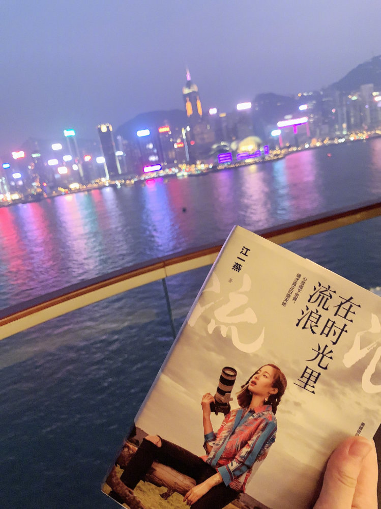 何猷君|何猷君难得晒儿子却被20亿豪宅抢镜，房间堆满杂物很有生活气息