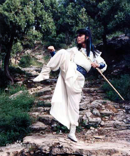 《白眉大侠》未曾公开的幕后剧照,演员们在等戏时都是席地而坐