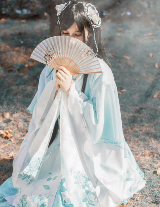 有种"整容"叫coser穿汉服,看清正脸,网友:撞脸蔡徐坤!