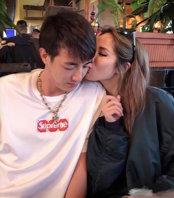 萧亚轩黄皓亲吻照曝光两人同框丝毫看不出相差16岁