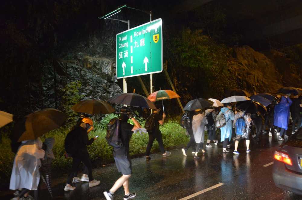 部分示威者沿荃灣路公路往葵芳撤退(圖源:星島日報)