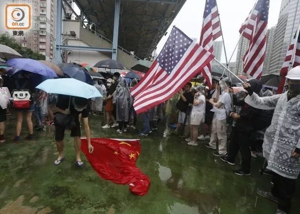 疯了 香港暴徒践踏国旗 擎美国旗 打伤15名警察