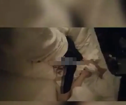 王喆因网传不雅视频现身公证处辟谣,穿着清爽笑容轻松