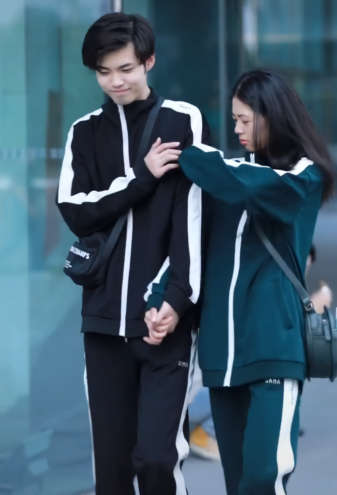两人穿着"校服"在街上就谈起了恋爱,一黑一绿,男生比女友白!