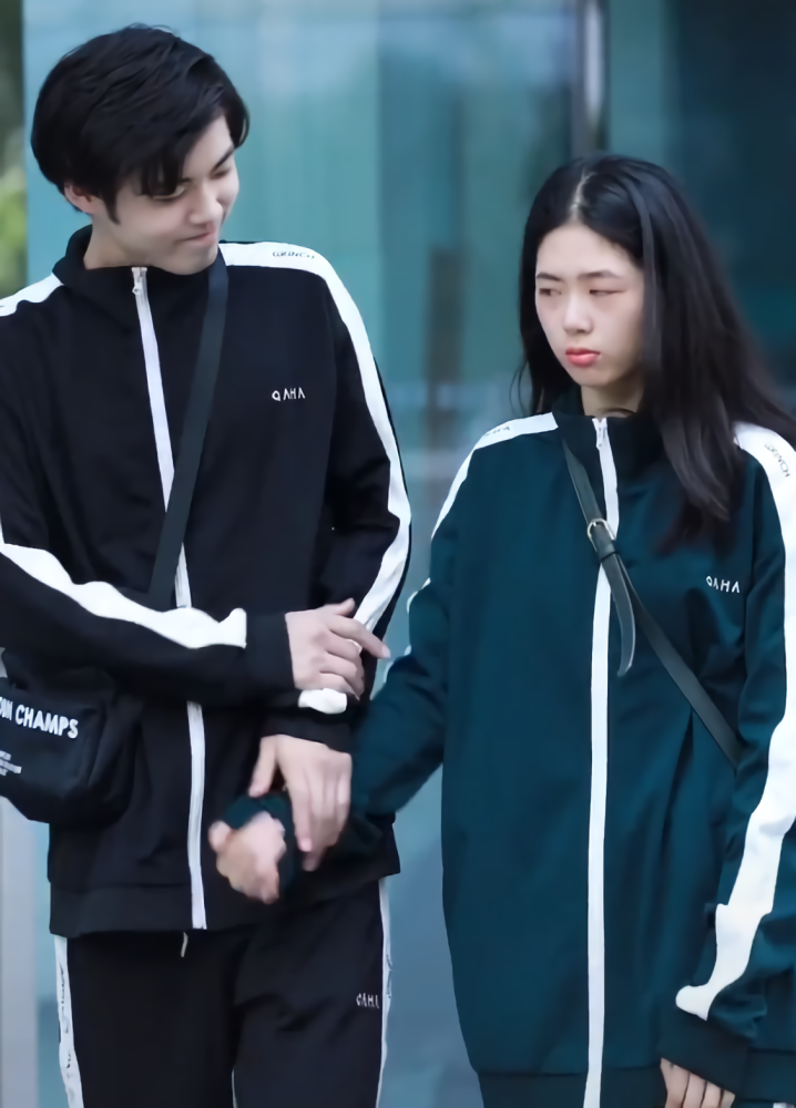 两人穿着"校服"在街上就谈起了恋爱,一黑一绿,男生比女友白!