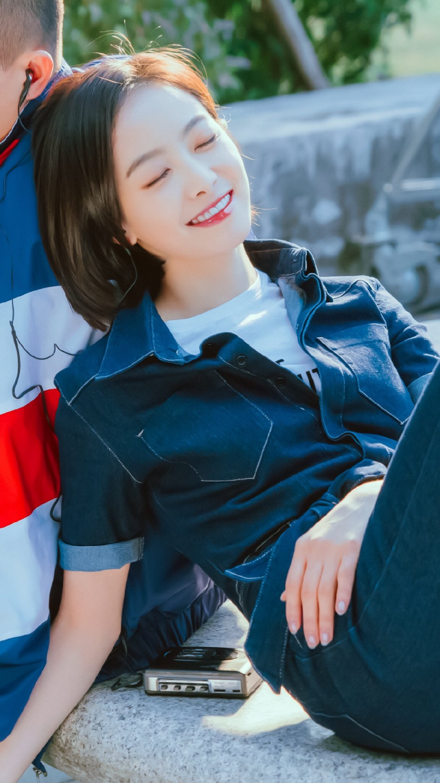 宋茜展现青春学院风穿搭,又美又减龄