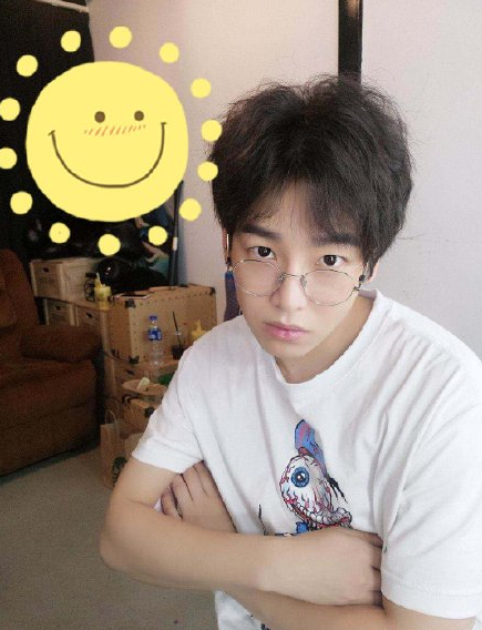 彭昱畅为何从来不戴眼镜看到戴眼镜的那一刻网友帅到不敢认