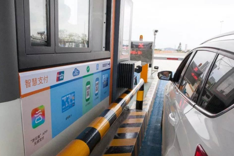 高速停车取卡时注意:这个姿势别再用,已有30多万人被扣分罚款