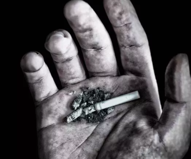 长期吸烟的人,烟气中的某些化合物通过肺脏进入到血液,会使人体内的