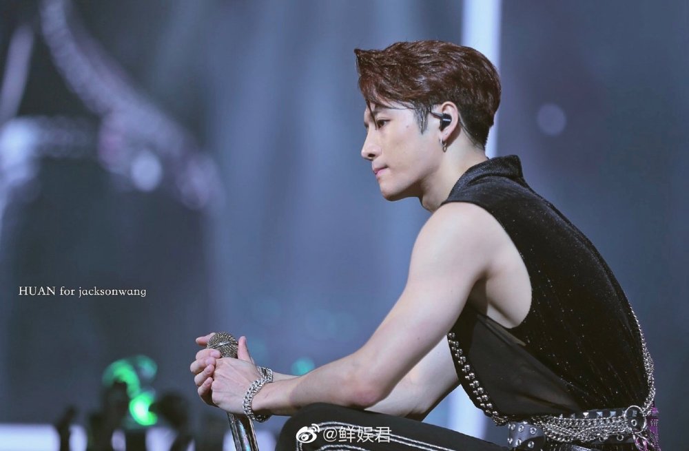 王嘉尔摔下舞台 原来她都经历过了