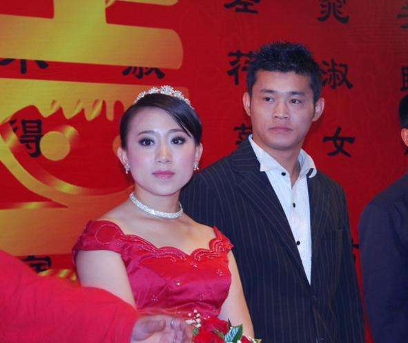 赵本山爱徒求婚丫蛋,西装配花裤衩土味十足,这关系有点混乱