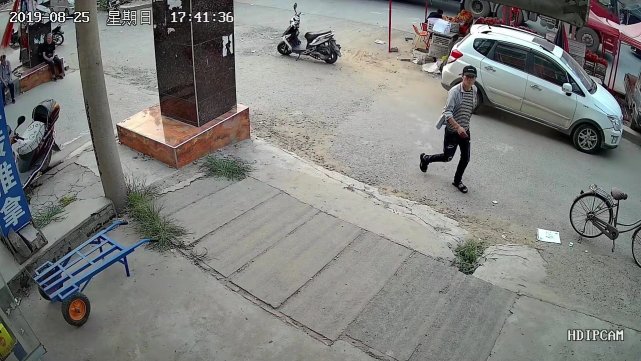 胆大偃师营房口街头多处监控拍下此人附视频