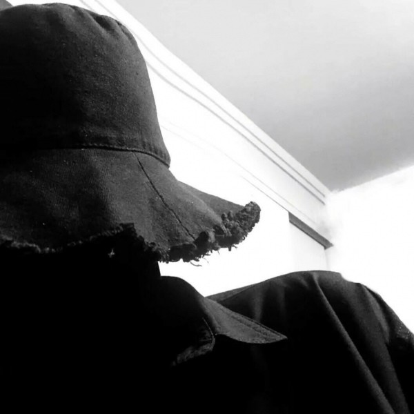 给你听,陪你在大雨的夜里狂奔,在你黑白的人生中拿着颜料盘画来画去