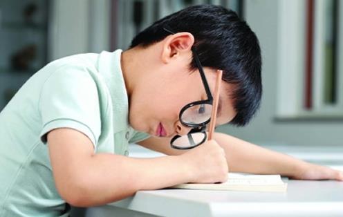 东莞10岁男童近视飞涨至600度都怪家长这个错误操作