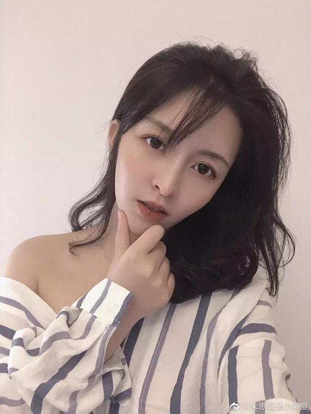 这位来自南京航空大学的朱子琦相比起苏比就稍显"高调"得多,她丝毫不