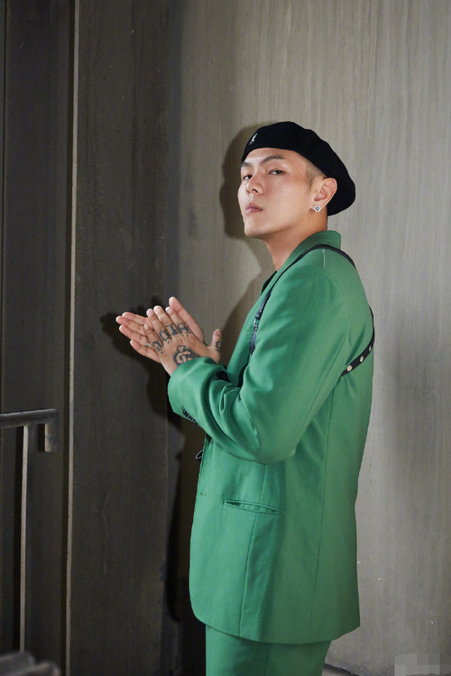 c-block大傻官宣发文领证结婚!事业爱情双丰收!