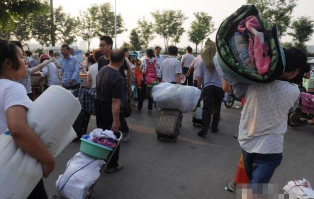 大一开学报到的瞬间 开学并不是容易的事情 苦了家长