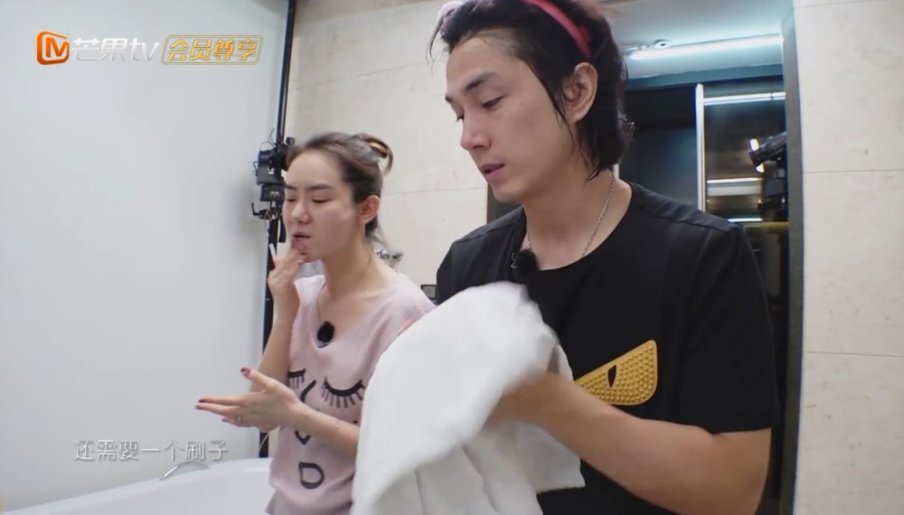 戚薇李承铉深夜护肤,谁注意她的护肤工具,网友:明星标配!