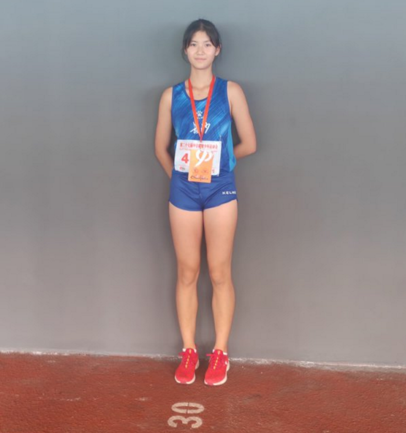 夏思凝出生于2003年8月15日,来自湖南省邵阳市,身高接近1米70,非常