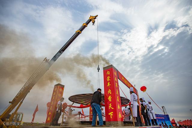 大锅盖要用吊车来掀 在达茂旗见证大世界基尼斯中国最大锅手扒肉
