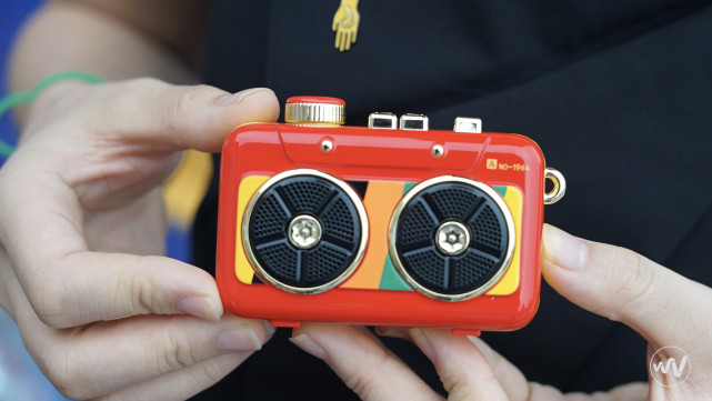 猫王收音机发布tws耳机,配备独立可穿戴控制器,主打潮玩性感