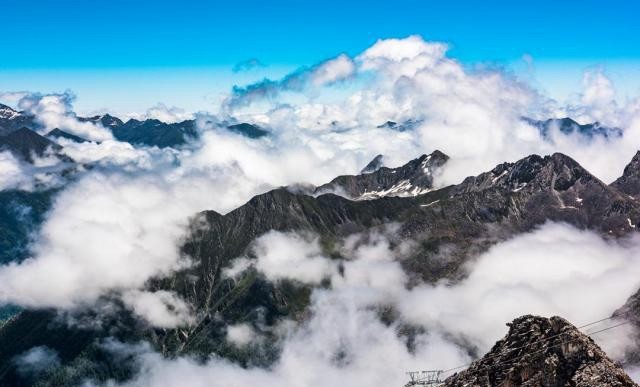 武漢廣州熱成狗,四川此地卻結冰積雪,一刻鐘從夏天穿越到冬天!