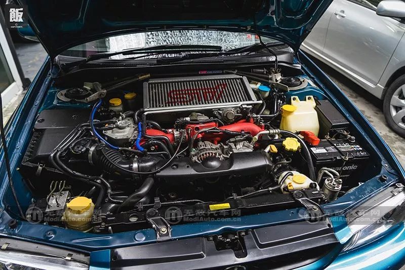 图:所以泰仔很机智地为这台gf8移植了来自8代sti的日规ej207,虽然它