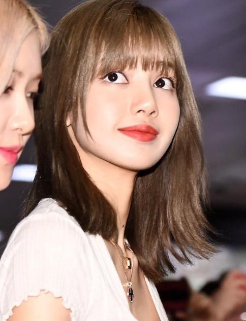 lisa对自己的身材太自信,平胸还敢挑战无痕裹胸,效果太棒了