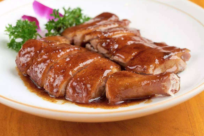 这道三杯鸭,煮出来香而不腻,米饭都不够吃