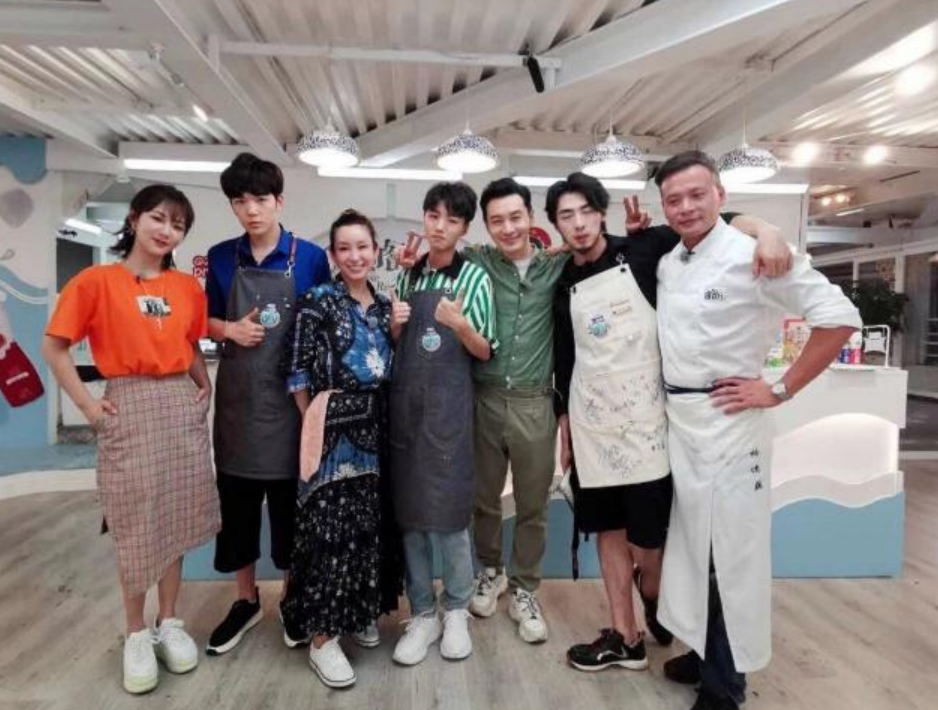 为挽救中餐厅口碑,节目组请到神秘嘉宾,网友:看背影就知道是她