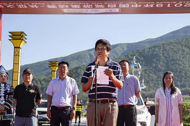 在迎国旗奏国歌后,中共冕宁县委副书记,代理县长刘长佐致辞.