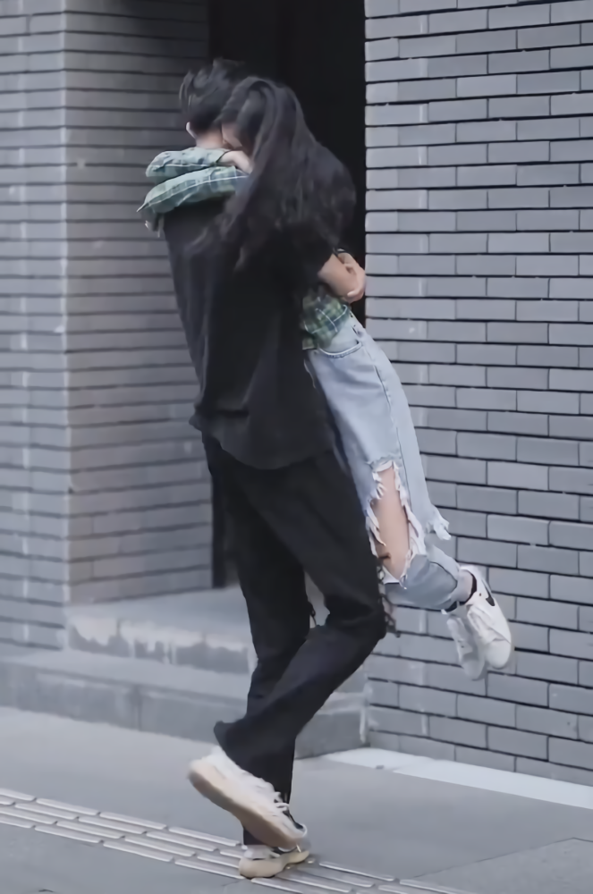 情侣街头撒狗粮贼甜,却被"左边夏天右边秋天"的裤子抢镜,巨潮