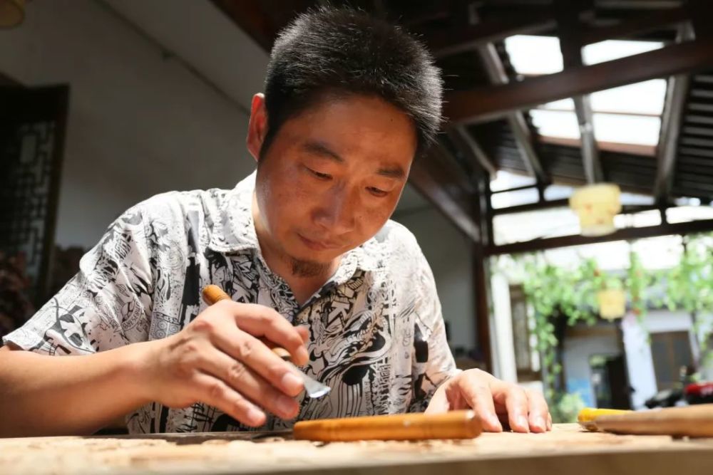 汪德洪自幼受徽州文化艺术熏陶,从艺三十余载,博采