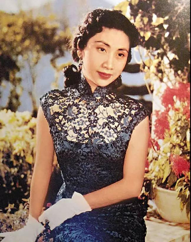 出身演艺世家的她自小就在父亲白驹荣的影响下,对粤剧非常痴迷.