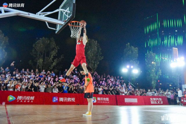 篮球大篷车郑州站扣篮大赛:mic扣篮团朱墨力压朱赫夺冠