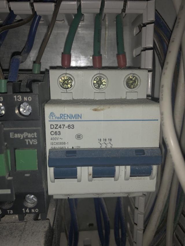 电机一启动就跳闸断路器用的c63a的到底什么故障呢