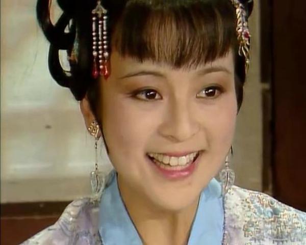 贾探春|贾探春很出色，唯一让人诟病的就是她对赵姨娘的态度，能怪她么？