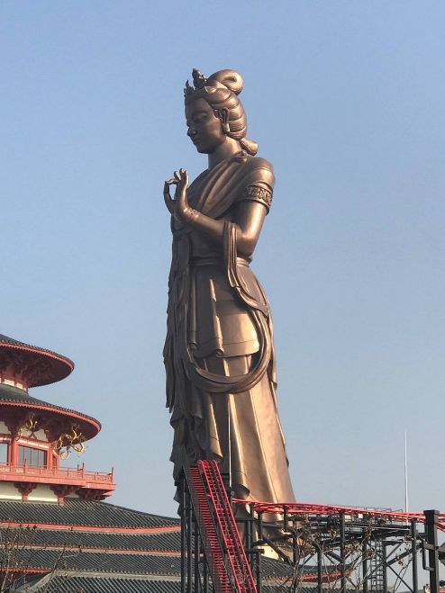 华东第一双悬挂飞行过山车,全国首例电影实景秀,全国第一女皇像光影秀