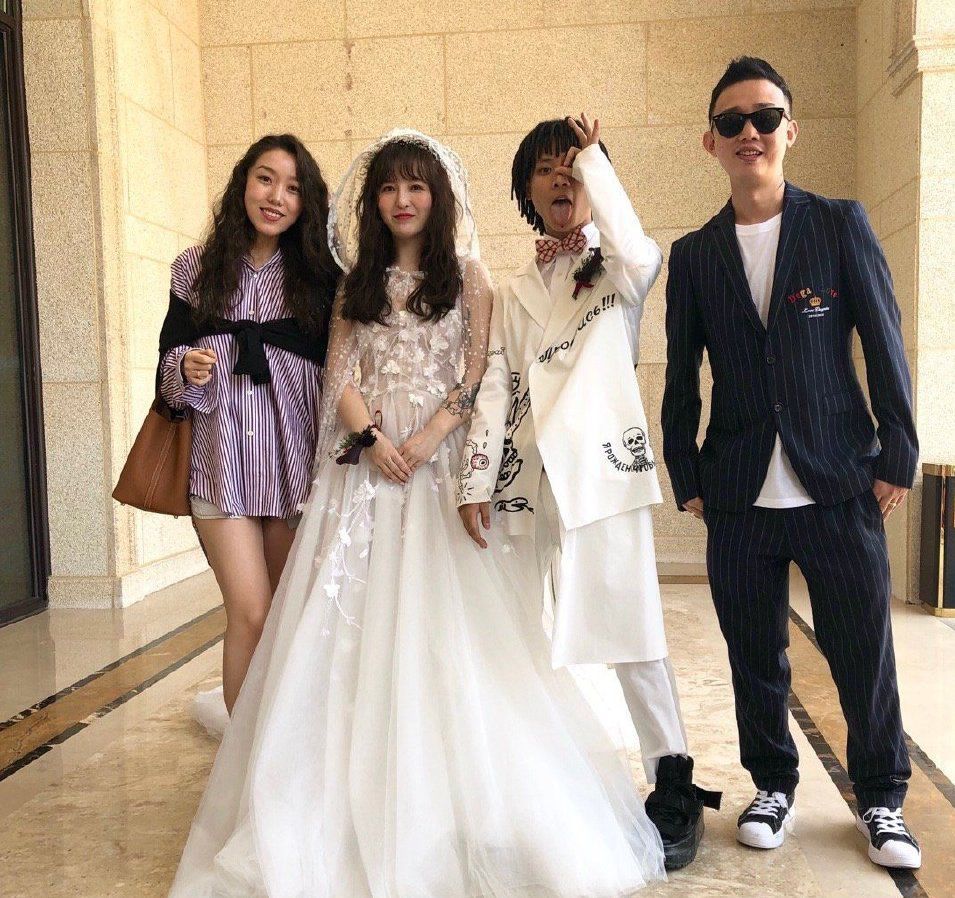 桥哥几个月后也紧跟大哥的步伐结婚了,rapper的恋爱看起来是真的很甜